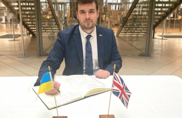 Elliot signing the Parliament Book of Solidarity